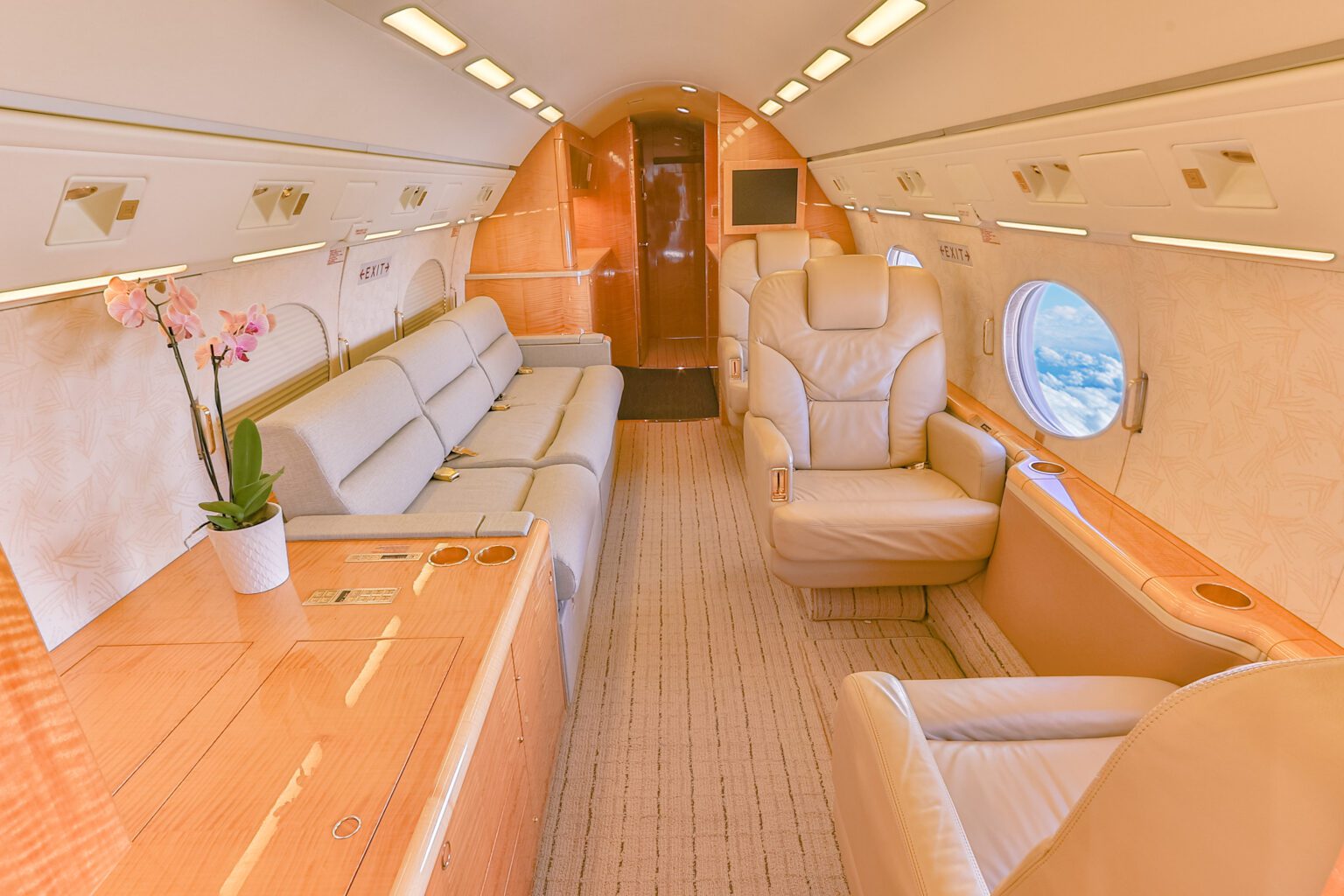 Full-length divan opposite individual chairs
