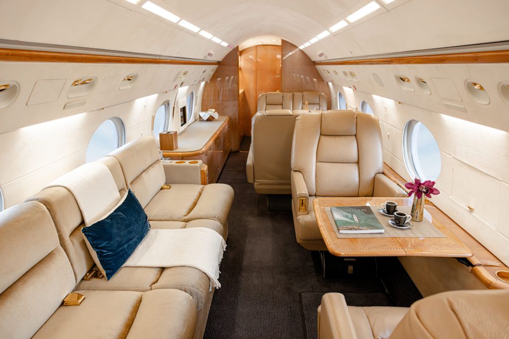 Mid-cabin divan with dining table opposite