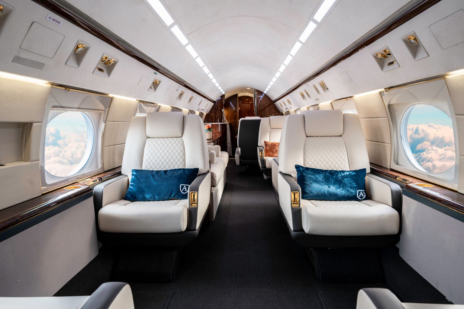 Cabin of a Fly Alliance Gulfstream GIV-SP, looking aft down the aisle