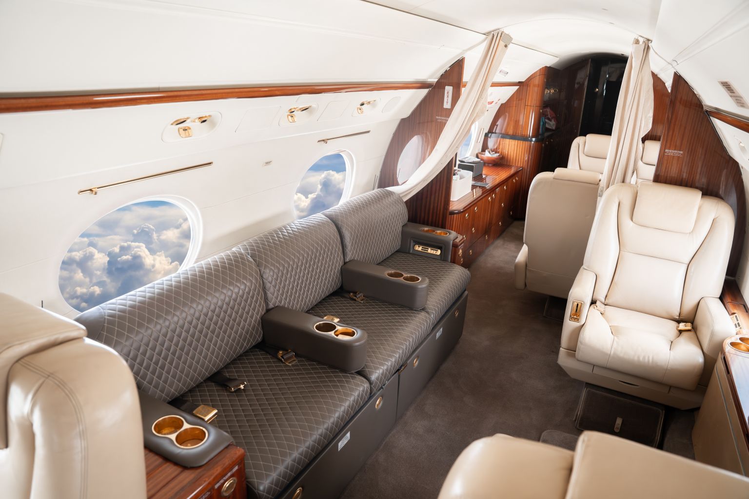 Divan opposite individual chairs